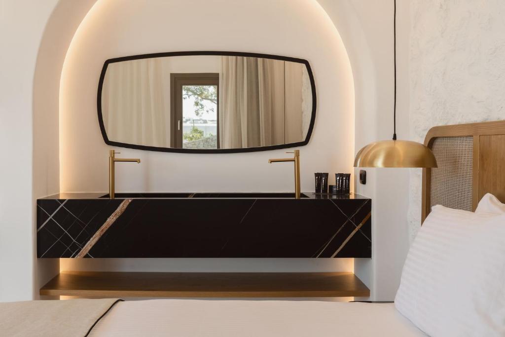 Postel nebo postele na pokoji v ubytování Calma Suites Mykonos