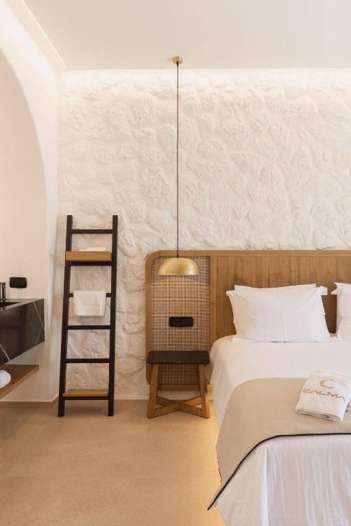Postel nebo postele na pokoji v ubytování Calma Suites Mykonos