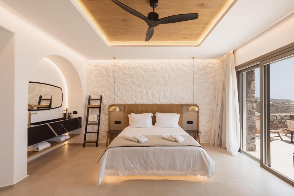 Postel nebo postele na pokoji v ubytování Calma Suites Mykonos