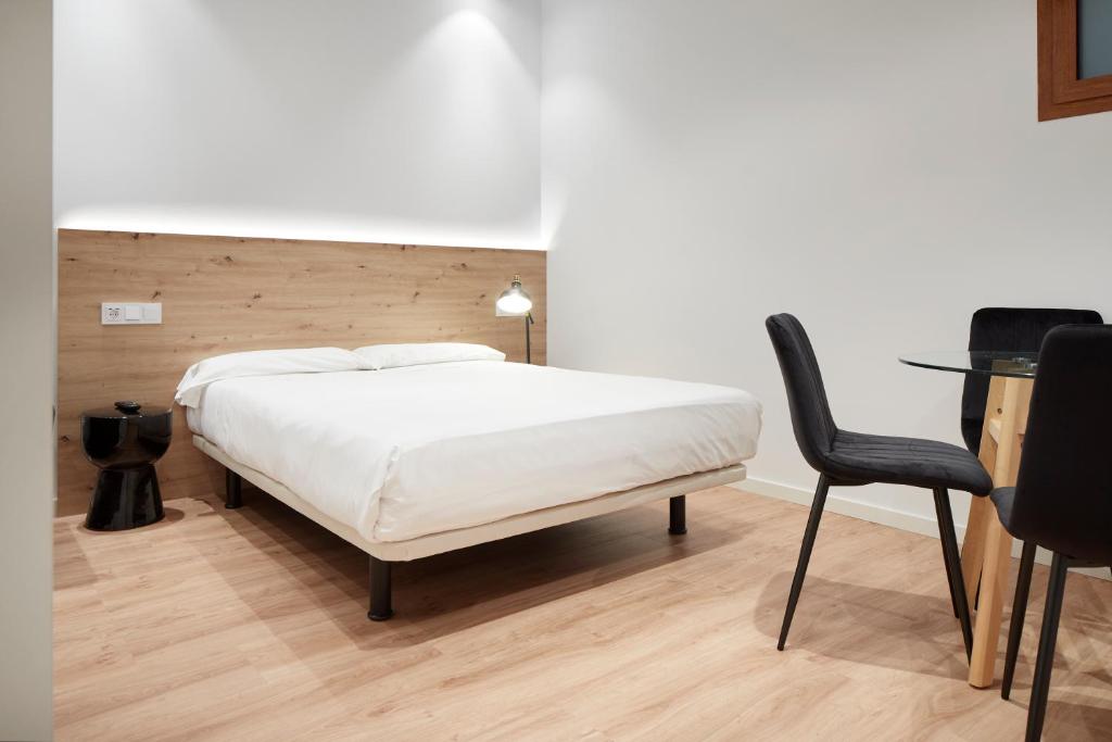 Postel nebo postele na pokoji v ubytování Hotel Iriguibel Huarte Pamplona