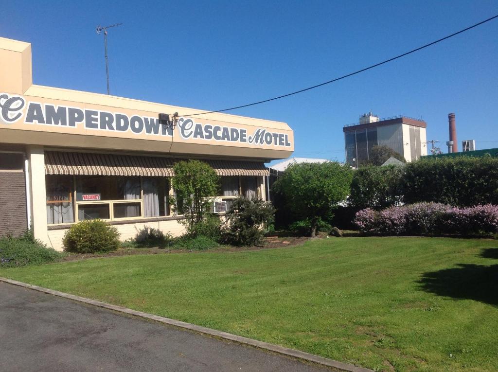 un edificio con un cartel que lee motel asociado independiente en Camperdown Cascade Motel en Camperdown