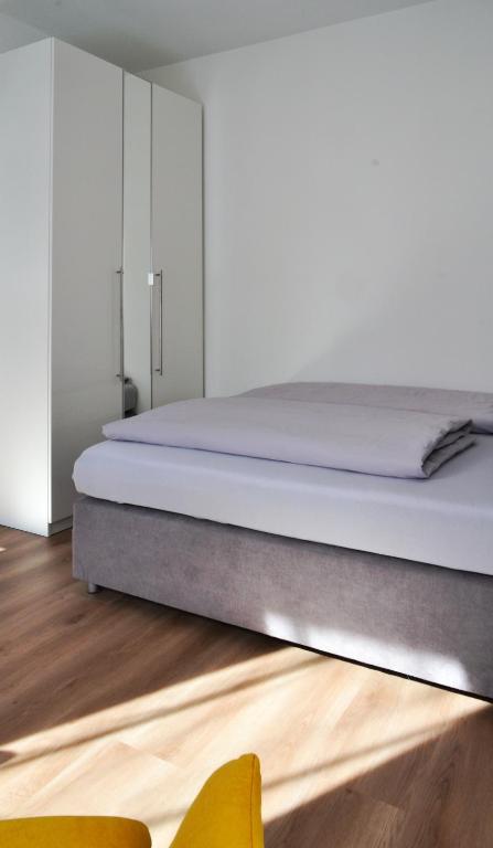 Postel nebo postele na pokoji v ubytování Hotel-garni 'Zum Weinkrug'