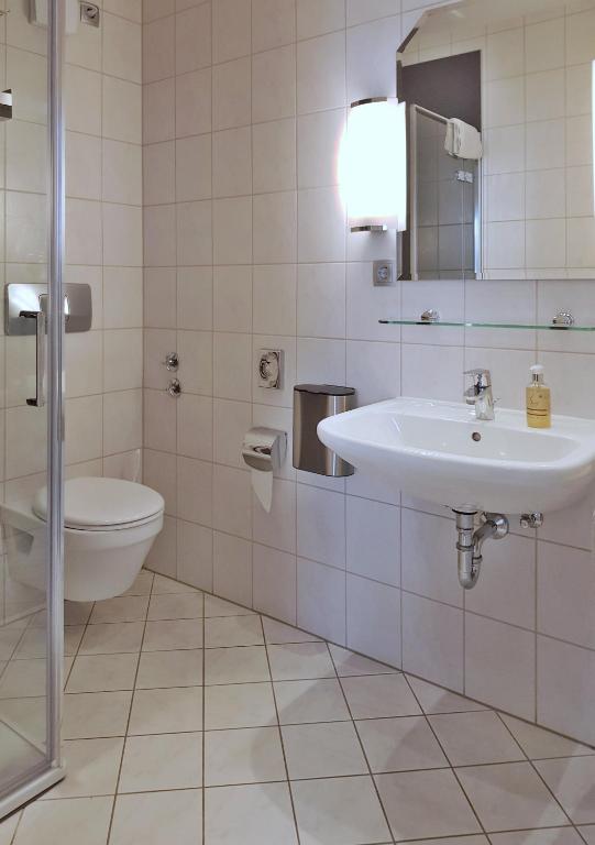 Koupelna v ubytování Hotel-garni 'Zum Weinkrug'