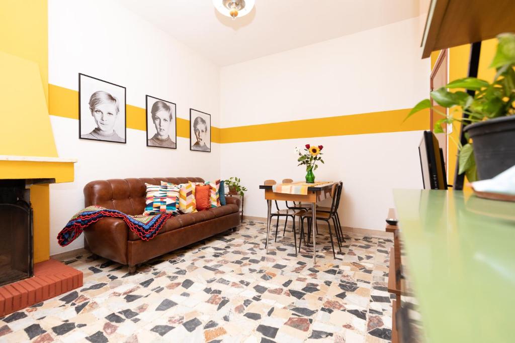 salon z kanapą i stołem w obiekcie Casa vacanze con giardino - Twiggy's House w mieście SantʼAntìoco