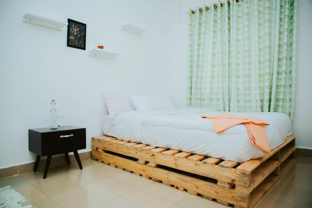 Un dormitorio con una cama hecha de troncos en Winnie's Cozy Home, en Iringa