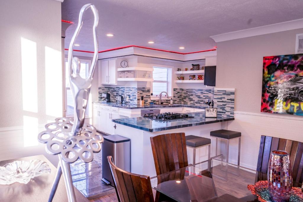 eine Küche mit einem Glastisch und einem Esszimmer in der Unterkunft Big Home/Pet/Free Parking/EV/6 Br Sleeps 25/dwntwn in Houston