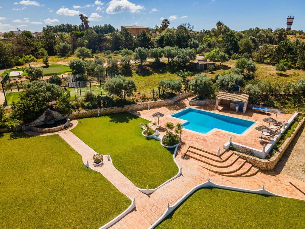 uma vista aérea de um pátio com piscina em Quinta das Castelhanas, Jardim Relvado, Piscina, Padel e Golf privados! em Portimão