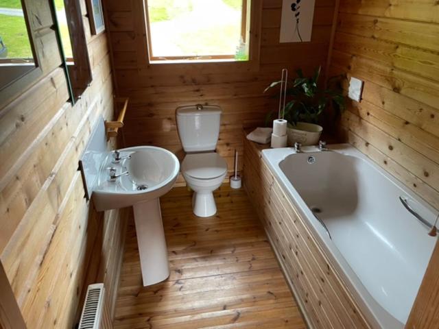 Vannituba majutusasutuses Luxury 3 bedroom, 3 bathroom lodge with hot tub