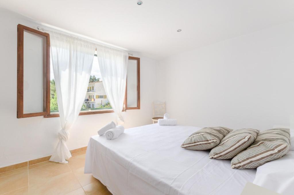 Postel nebo postele na pokoji v ubytování YourHouse Ca Na Salera villa