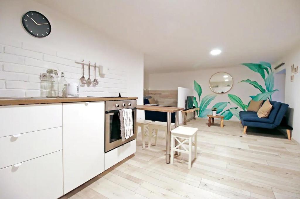 Kuchyňa alebo kuchynka v ubytovaní COSY COTTAGE - Cheerful Apartment in the Center
