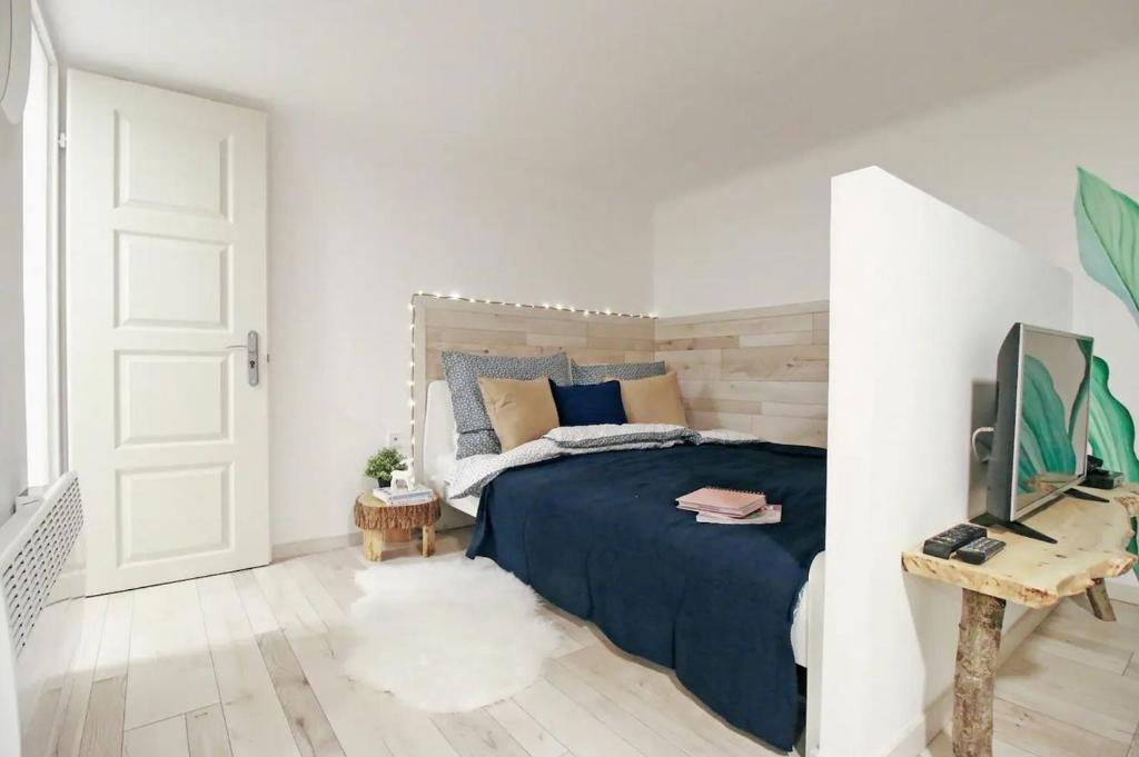 Posteľ alebo postele v izbe v ubytovaní COSY COTTAGE - Cheerful Apartment in the Center