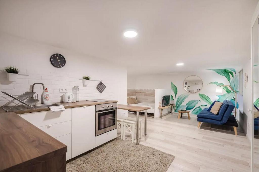 Kuchyňa alebo kuchynka v ubytovaní COSY COTTAGE - Cheerful Apartment in the Center