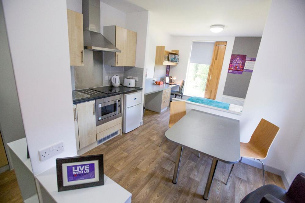 Kuchyň nebo kuchyňský kout v ubytování Fferm Penglais Apartments