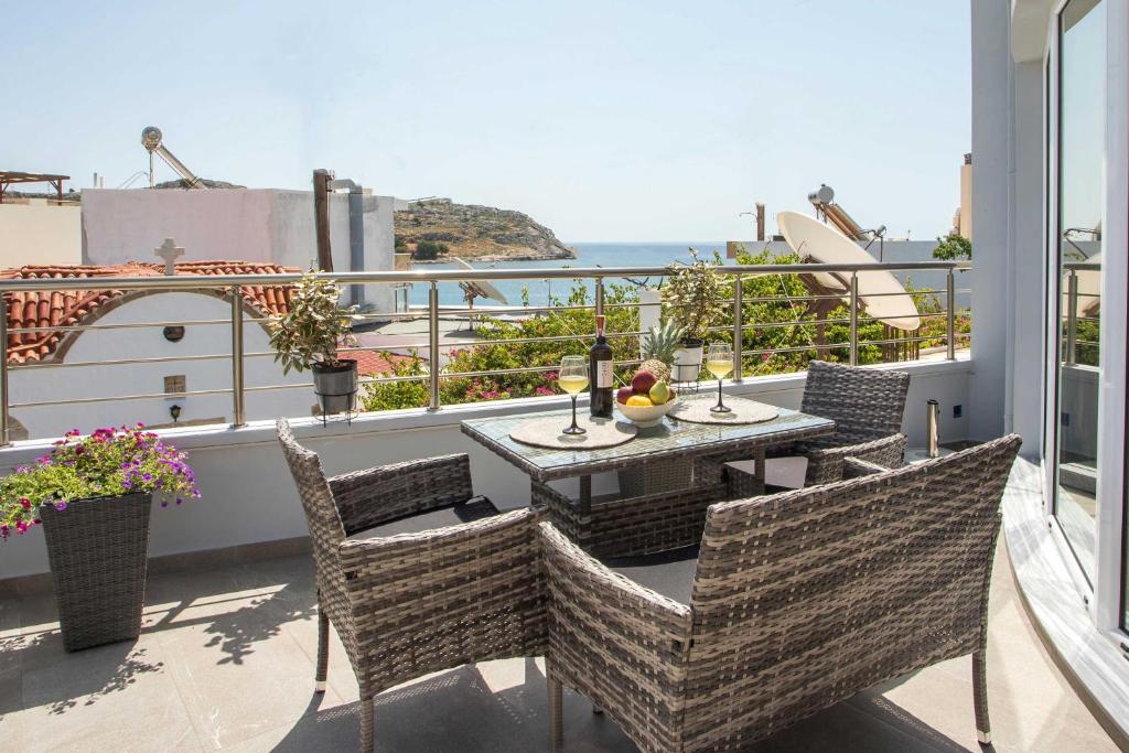 哈拉奇的住宿－Haraki Blue Dream Luxury Apartments，海景阳台上的桌椅