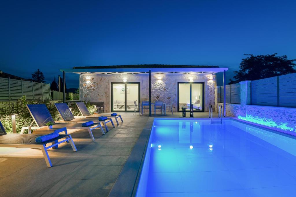 basen z niebieskimi światłami w domu w obiekcie Lea Villa - Brand New Modern Villa! w mieście Zakintos
