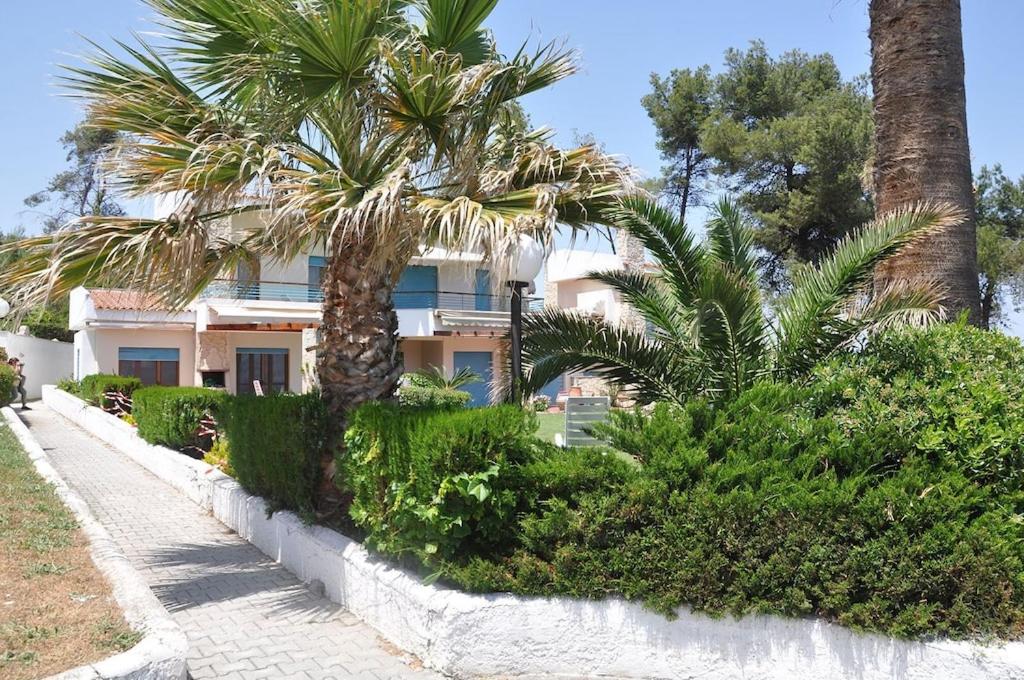 Vonkajšia záhrada v ubytovaní Yades elegant villa 2 minutes away from the beach