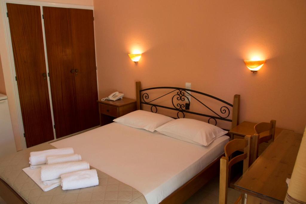 Postel nebo postele na pokoji v ubytování Anixis Hotel