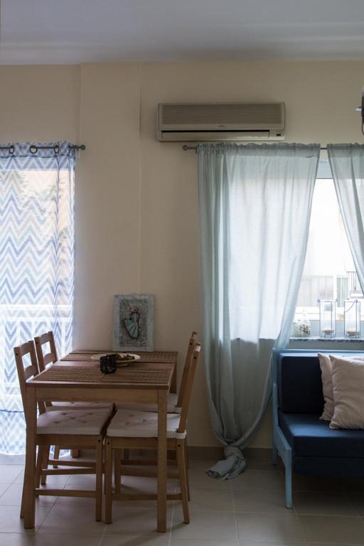 A seating area at Blue Theros Apartments