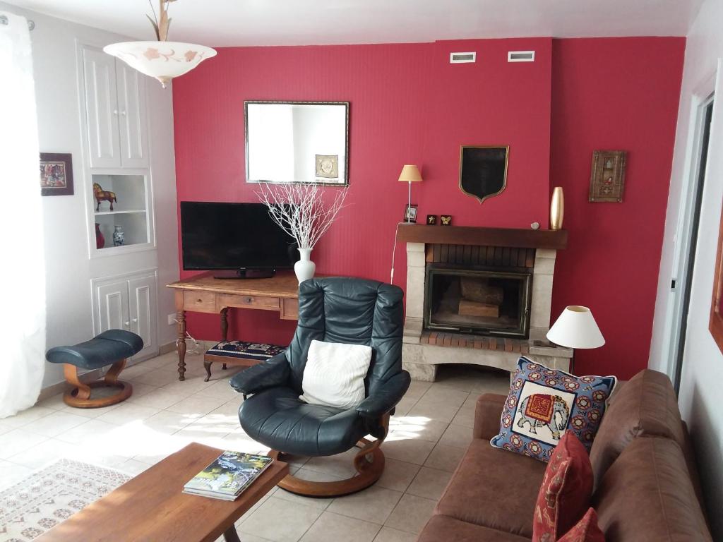 - un salon avec un canapé et une cheminée dans l'établissement Colourful well equipped 2-Bed House in Le Vigeant, à Le Vigeant