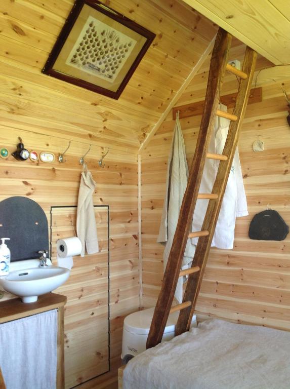 Postel nebo postele na pokoji v ubytování Treehouse escape