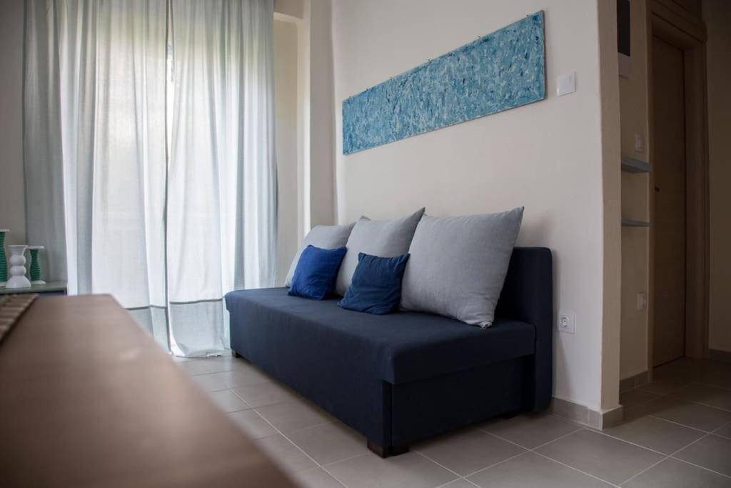 A seating area at Blue Theros Apartments