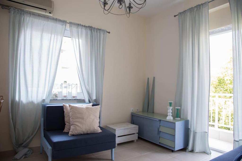 A seating area at Blue Theros Apartments