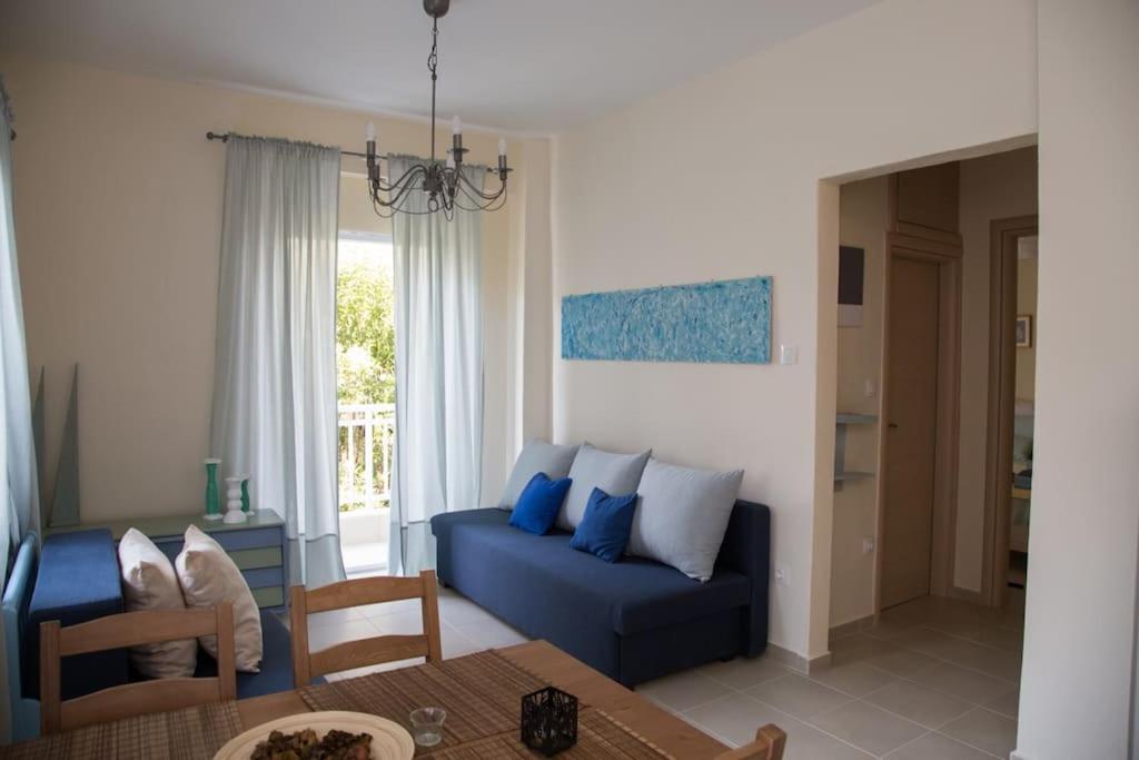 A seating area at Blue Theros Apartments