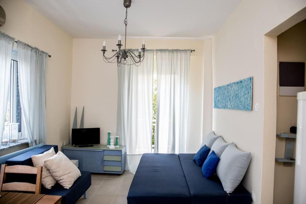 A seating area at Blue Theros Apartments