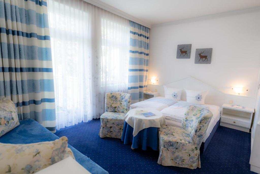 Postel nebo postele na pokoji v ubytování Hotel Garni Hubertus-Nostalgie & Charme