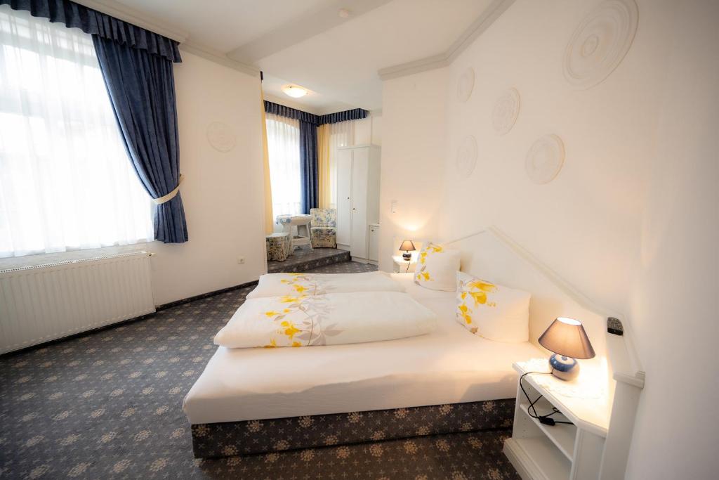 Postel nebo postele na pokoji v ubytování Hotel Garni Hubertus-Nostalgie & Charme