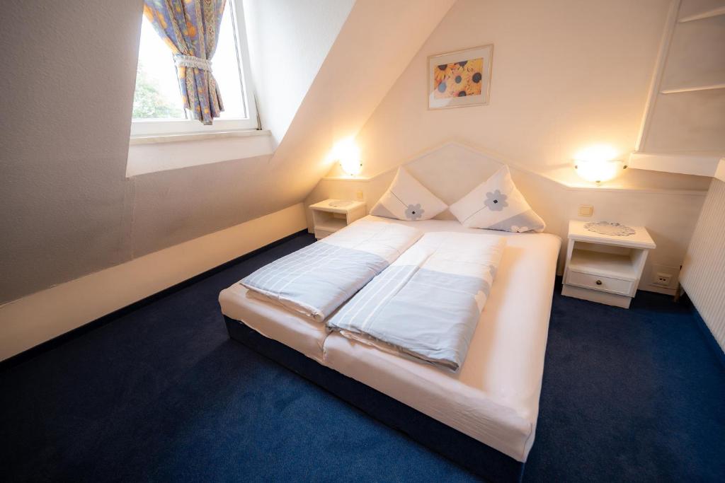Postel nebo postele na pokoji v ubytování Hotel Garni Hubertus-Nostalgie & Charme