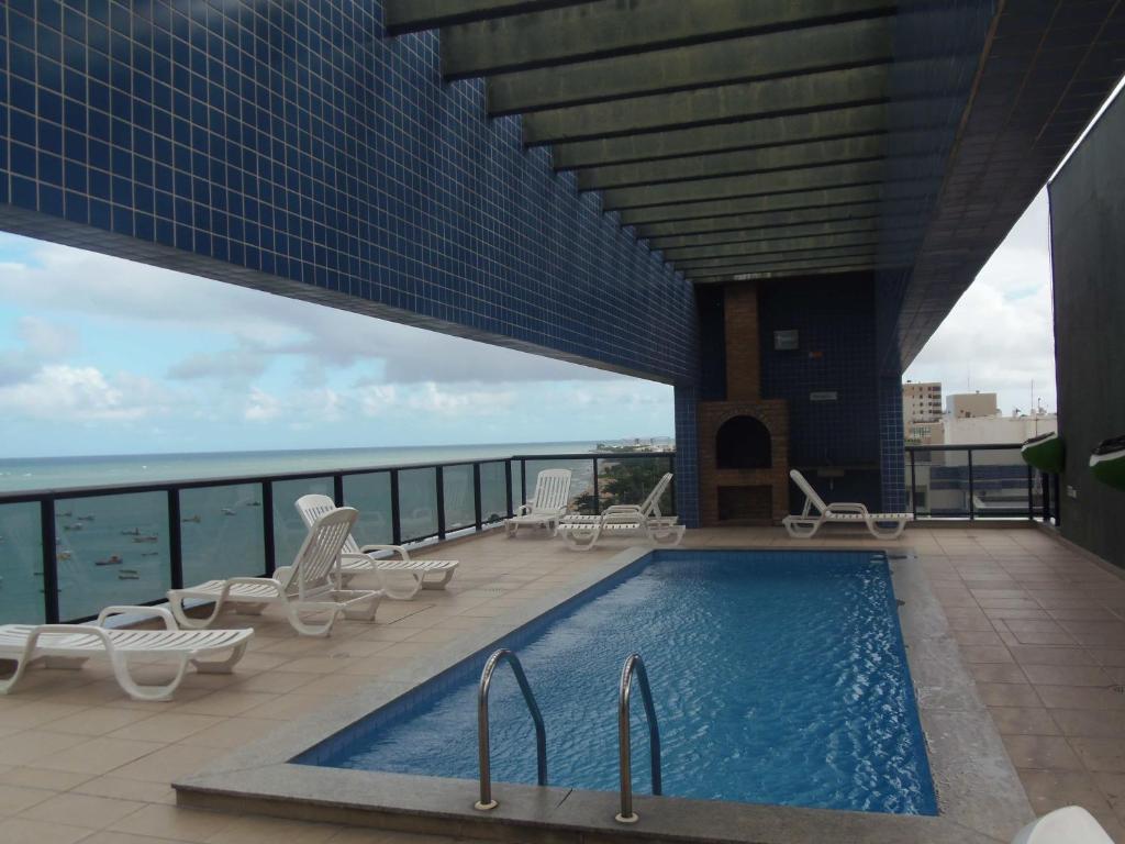 a swimming pool on a building with a view of the ocean at Apartment Neo 2.0 in Maceió