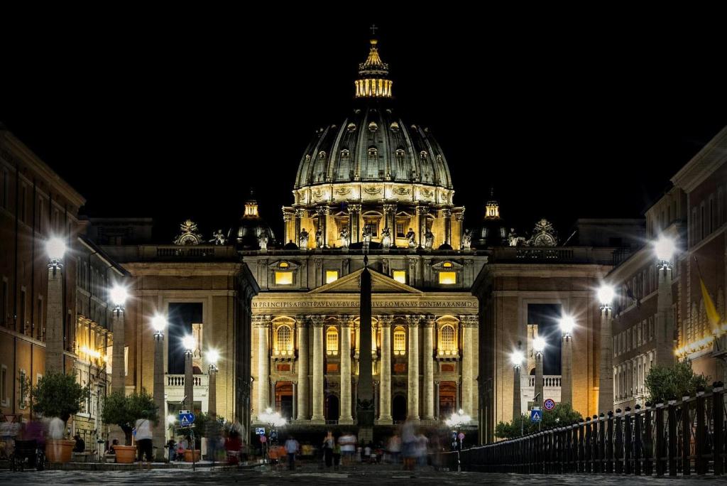 un edificio illuminato di notte con una cupola di Roma Vatican a Roma