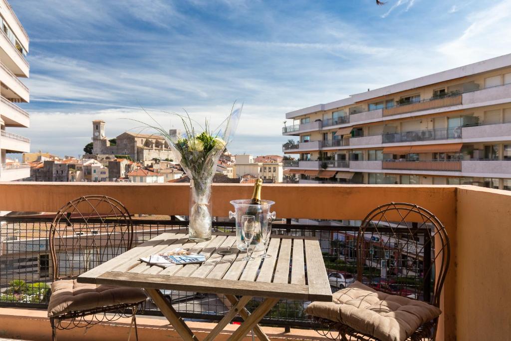 Modern 3 bedroom 3 bathroom apartment for rent near Cannes Old Town walking distance to Palais - 2000