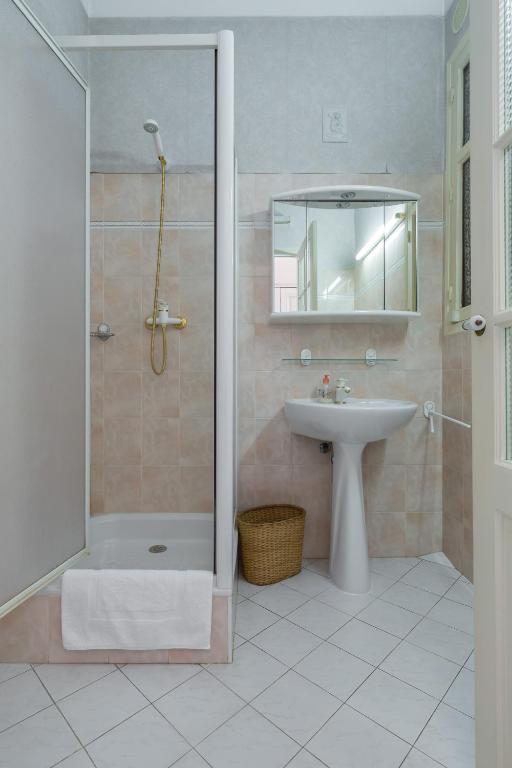 Gallery image of Three bedroom two bathroom apartment in center of Cannes on quiet street minutes from the Palais - 2002 in Cannes
