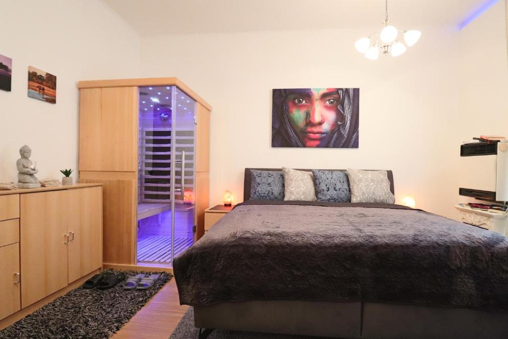 Postel nebo postele na pokoji v ubytování Apartment Relax Strašnice: with Private infra-sauna !