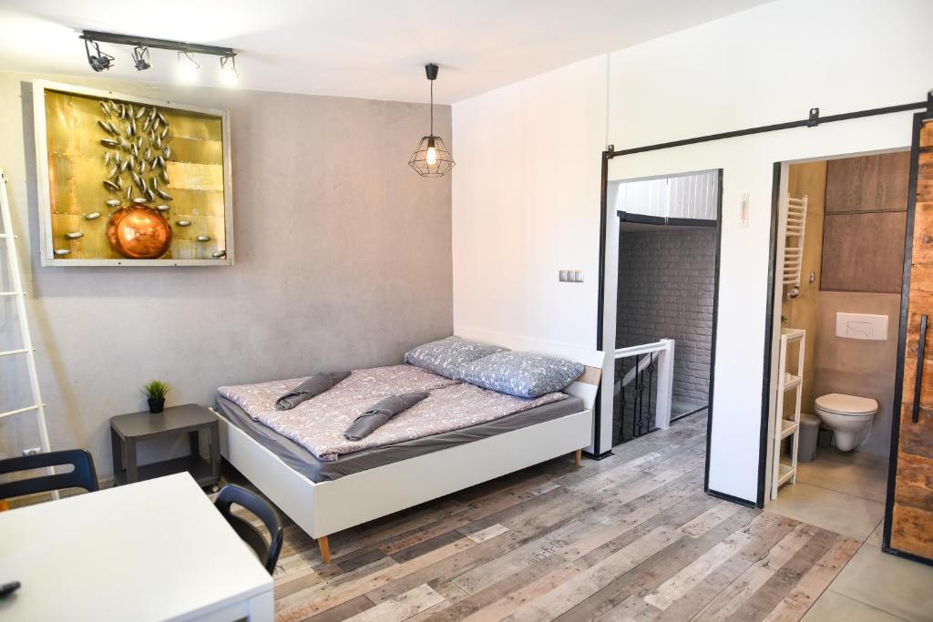 Säng eller sängar i ett rum på Apartament z widokiem na pomnik Kopernika - Rynek Staromiejski
