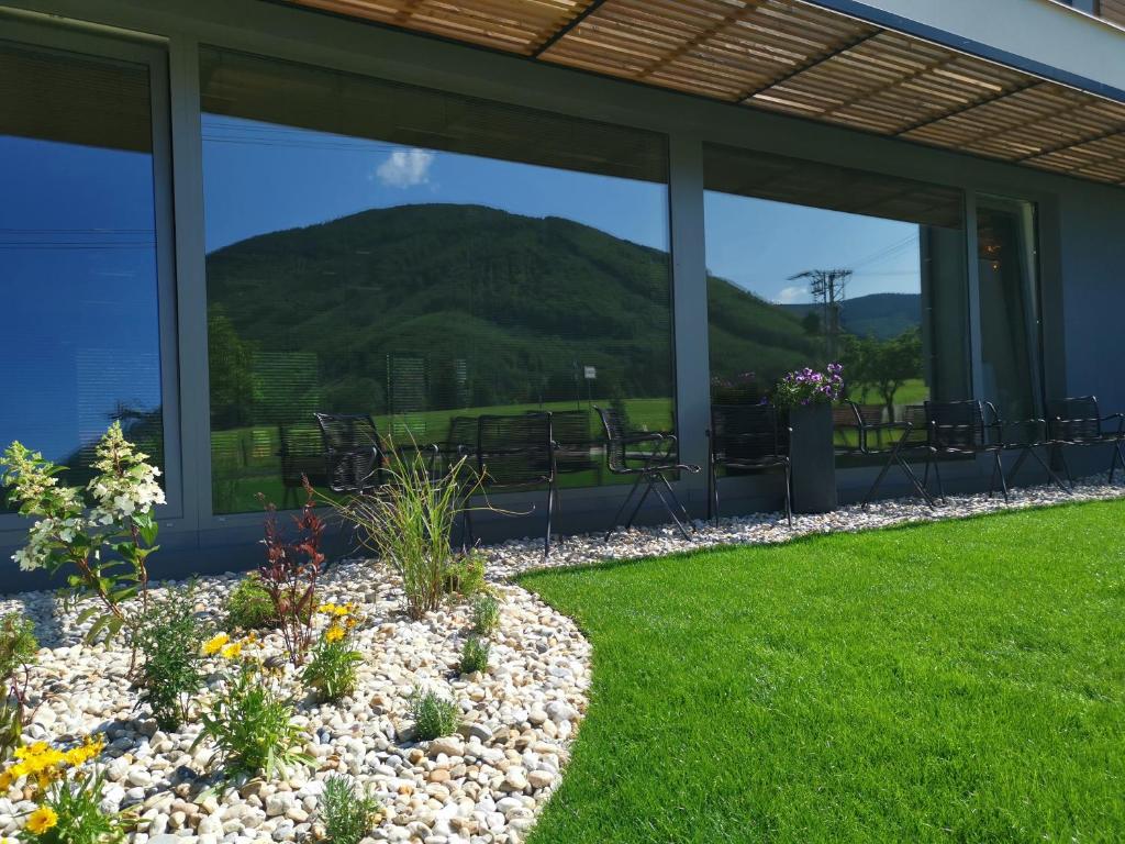 Nespecifikovaný výhled na hory nebo výhled na hory při pohledu z hotelu