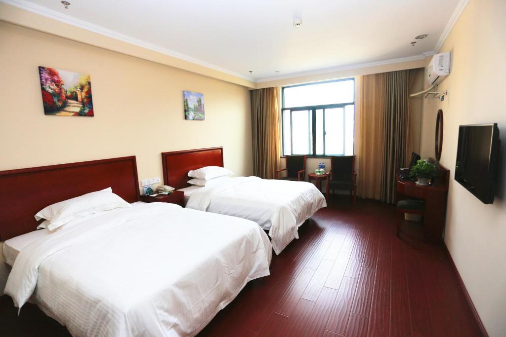 سرير أو أسرّة في غرفة في Greentree Inn Mozitan Road Yiwu Small Commodities Wholesale City
