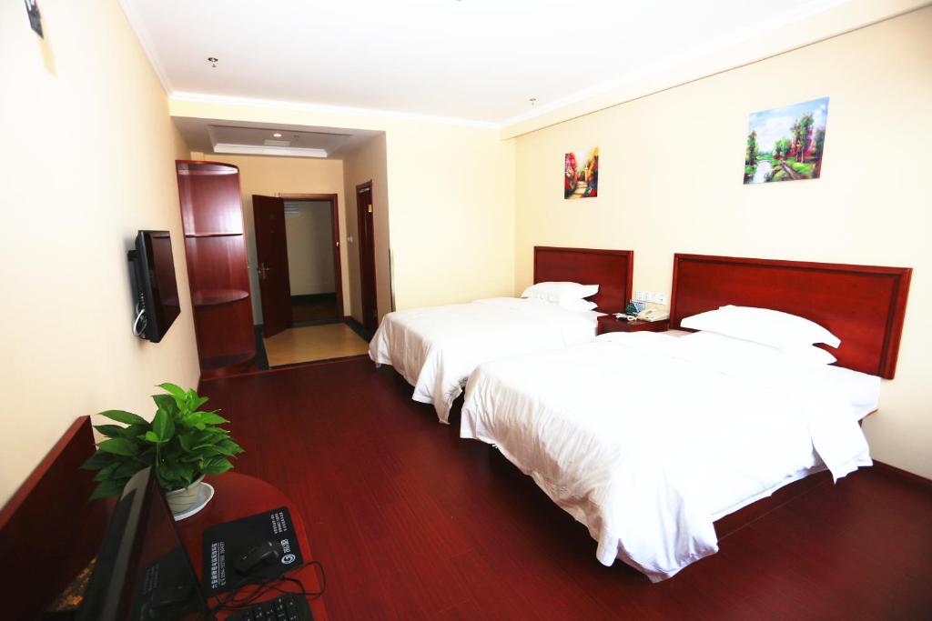 سرير أو أسرّة في غرفة في Greentree Inn Mozitan Road Yiwu Small Commodities Wholesale City