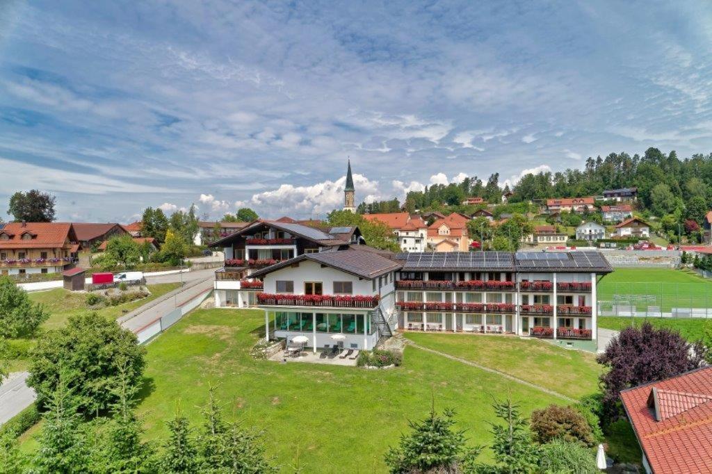 eine Luftansicht eines Campus mit einem großen Gebäude in der Unterkunft Hotel Beinbauer in Büchlberg