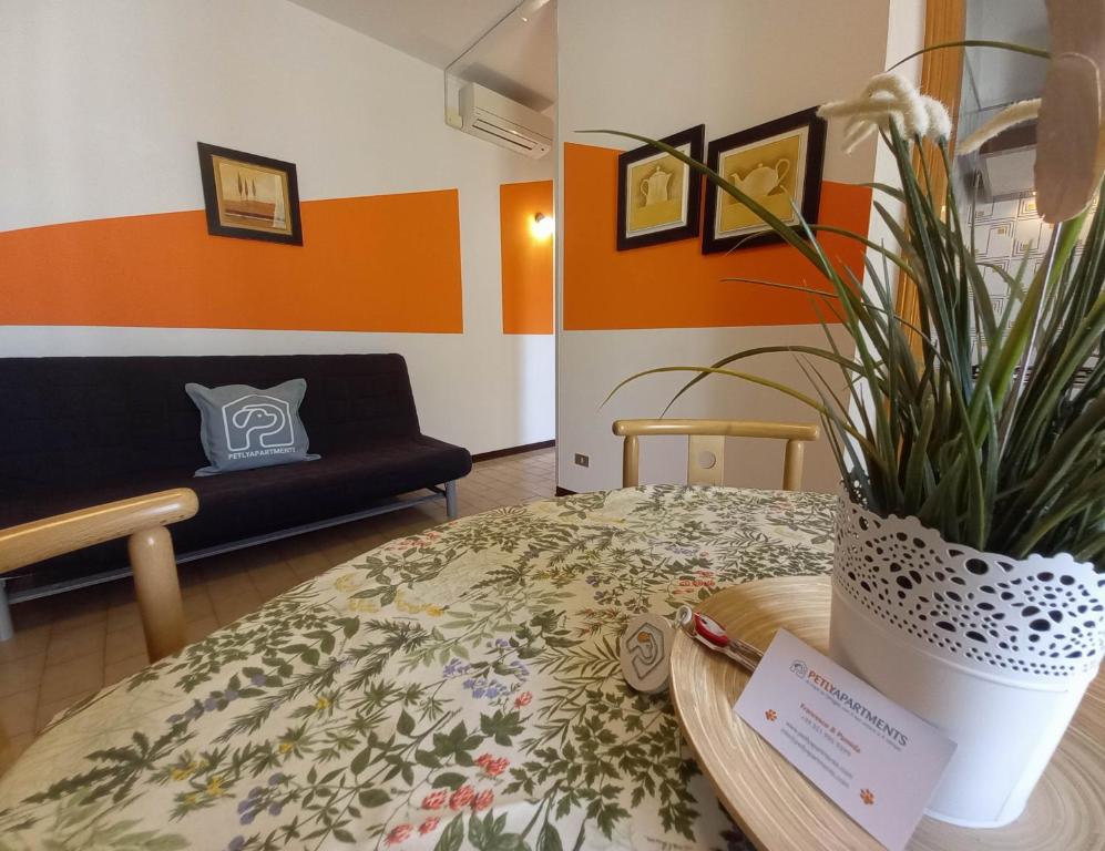 A bed or beds in a room at PetlyApartments