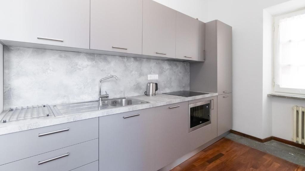 Kuchnia lub aneks kuchenny w obiekcie Italianway - Barberini Elegantia Apartments Roma