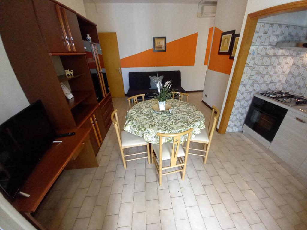 A kitchen or kitchenette at PetlyApartments