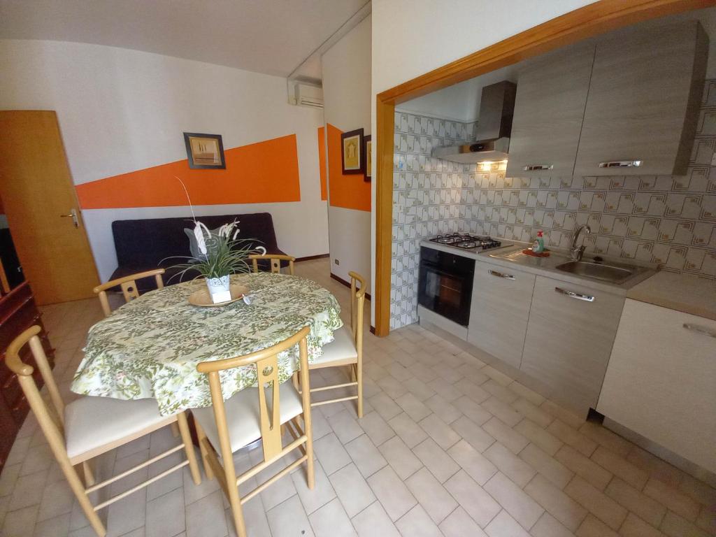 A kitchen or kitchenette at PetlyApartments