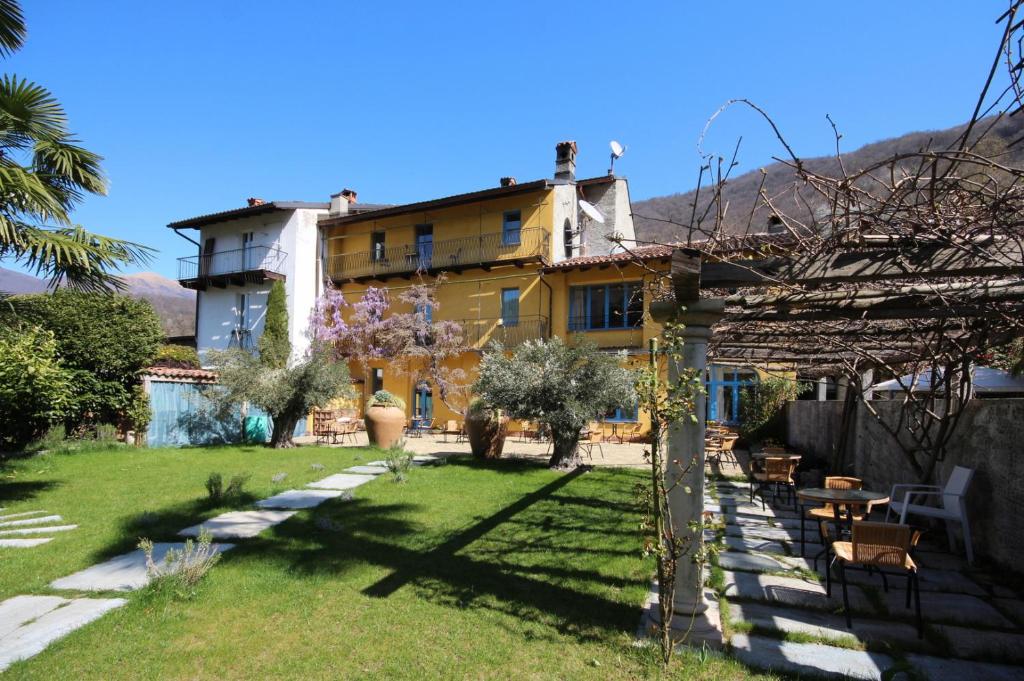 ein Haus mit Garten davor in der Unterkunft B&B Romantico Palazzo dei Ulivi in Purasca