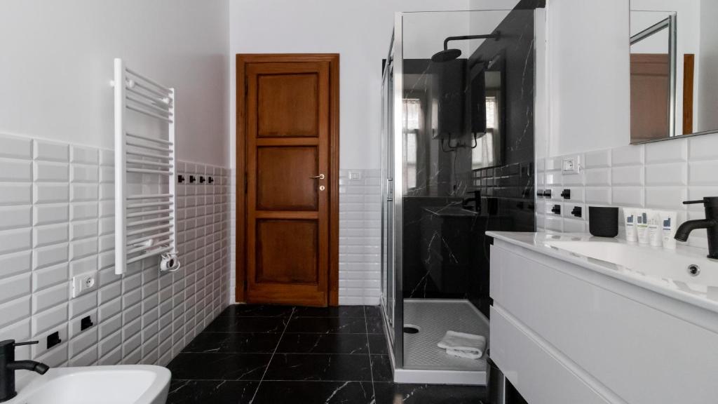 Łazienka w obiekcie Italianway - Barberini Elegantia Apartments Roma