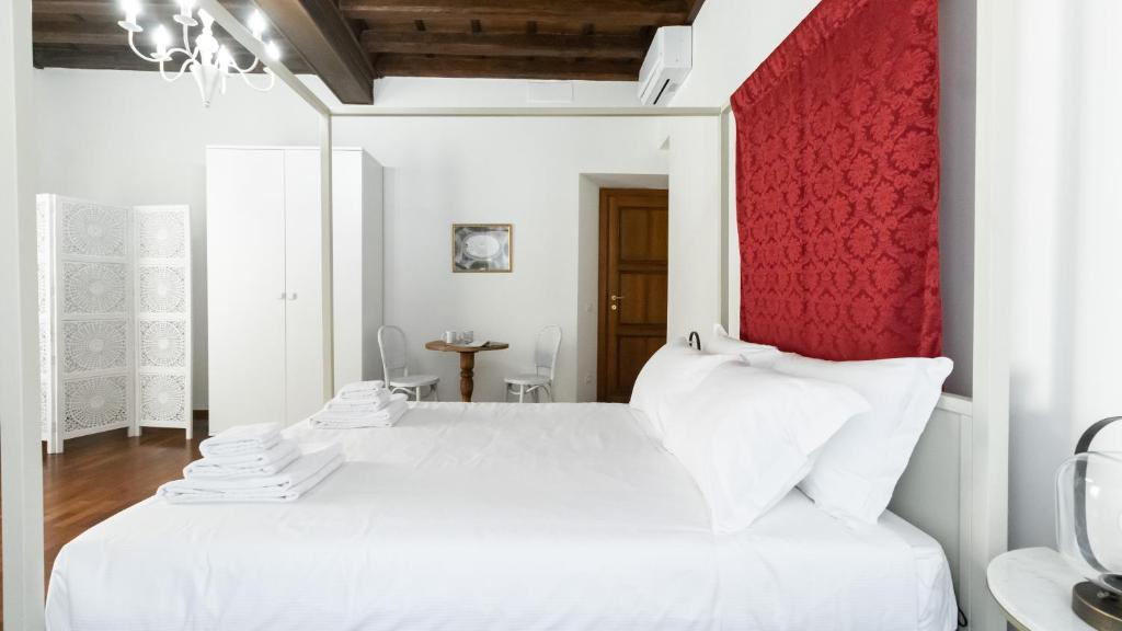 Łóżko lub łóżka w pokoju w obiekcie Italianway - Barberini Elegantia Apartments Roma