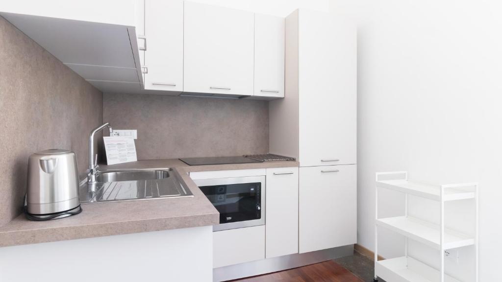 Kuchnia lub aneks kuchenny w obiekcie Italianway - Barberini Elegantia Apartments Roma