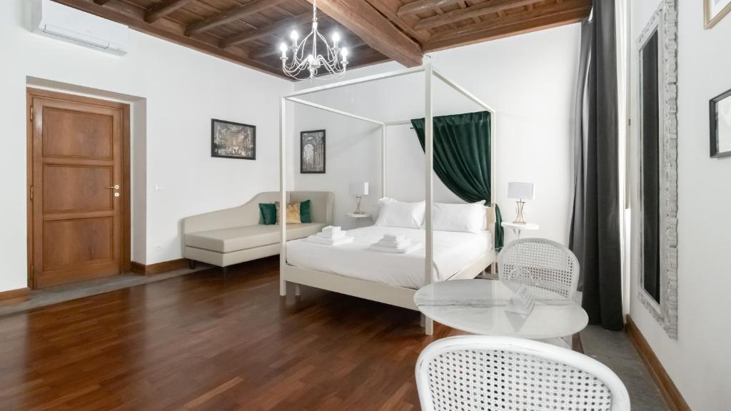 Łóżko lub łóżka w pokoju w obiekcie Italianway - Barberini Elegantia Apartments Roma